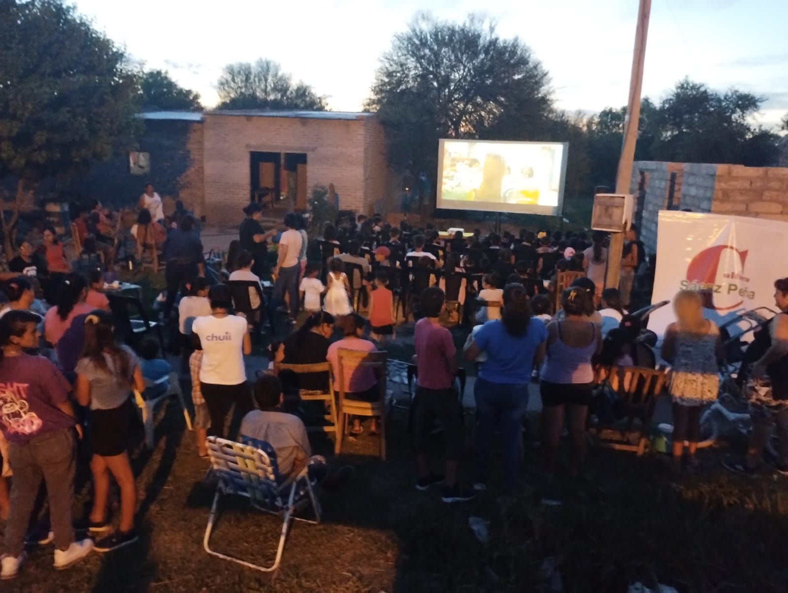 Lee más sobre el artículo El Cine al Aire Libre llegó al Barrio Sáenz Peña